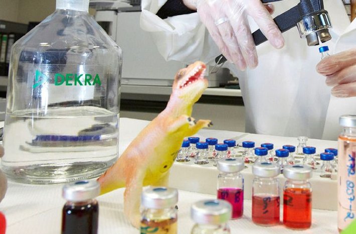 Chemie Labor DEKRA Spielzeug quer.jpg