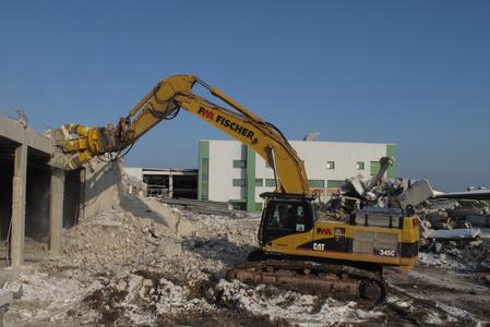 Acht schwere Hydraulik-Anbaugeräte von Atlas Copco bei Großabbruch in Rutesheim