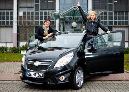 Markus Leithe, Gesch�ftsf�hrer Chevrolet Deutschland Julia Dietze, Markenbotschafterin Chevrolet Deutschland
