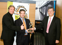 Von rechts nach links: Gabriel Leal, General Market Manager Continental Tires España, Juan Ururburu, Truck Business Director und Frank Deuter, Marketingleiter Truck Tires, während der Preisverleihung in Madrid