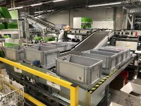 Nicht nur das geringe Leervolumen der zusammengelegten BITO Klappbox EQ – auch die hohe Belastbarkeit, die besonderen Laufruhe beim Einsatz auf der Fördertechnik und der einfache, ergonomisch konzipierte Klappmechanismus haben den Sportartikelhersteller Erima überzeugt. Nicht nur das geringe Leervolumen der zusammengelegten BITO Klappbox EQ – auch die hohe Belastbarkeit, die besonderen Laufruhe beim Einsatz auf der Fördertechnik und der einfache, ergonomisch konzipierte Klappmechanismus haben den Sportartikelhersteller Erima überzeugt.