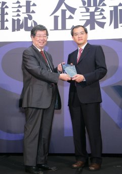 Mr. KC Liu accepts the Award.jpg
