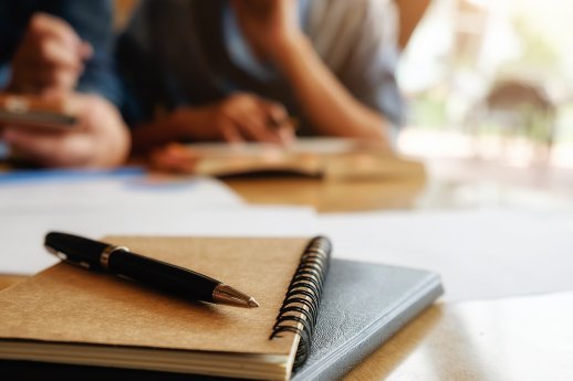 bildungskonzept-studentisches-studium-und-brainstorming-campus-konzept-nahaufnahme-von-studenten.jpg