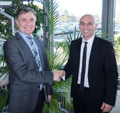 Horst Oesterschlink, Geschäftsführer der arvato Systems Business Services (links) und Ragip Aydin, Managing Director der Raynet GmbH (rechts)