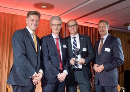 Der wichtigste regionale Wirtschaftspreis wurde SIEB & MEYER im Rahmen einer Galaveranstaltung am 9. November 2018 verliehen Von li.: Lutz Lehmann-Bergholz (Vorstand Wirtschaftsforum Lüneburg), Markus Meyer und Torsten Blankenburg (SIEB & MEYER AG), Ralph Matzen Vorstand Wirtschaftsforum Lüneburg)