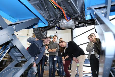 Teilnehmer der letztjährigen DRIVE-E-Akademie 2015 inspizieren am Fraunhofer IISB in Erlangen das Elektrofahrzeug des Studentenprojekts „TechFak EcoCar“ der Universität Erlangen-Nürnberg / Bild: Kurt Fuchs / Fraunhofer IISB