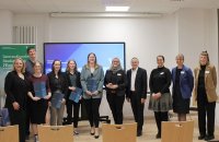 Fototermin mit Absolventinnen (blaue Mappen) des Internationalen Bachelorstudiengangs Pflege (ISPF) und Mitarbeitenden der Hochschule Bremen (HSB). Von links: Kirsten Mentz-Wacker, Eckart Seilacher, Lea Brinkhus, Pia Geuenich, Kaaylah Kuhr, Lena Schömer, Prof. Dr. Henrikje Stanze, Rektor Konrad Wolf, Prof. Dr. Claudia Stolle, Prof. Dr. Sabine Lins und Lena Dörmann