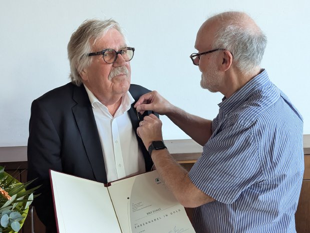 Pressebild_Goldene Ehrennadel_Rolf Schulz(2).jpg