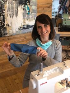 Damenschneiderin und Modedesignerin Bettina Theil zeigt den Teilnehmerinnen, wie man Schutzmasken näht / Foto: Jan Theil