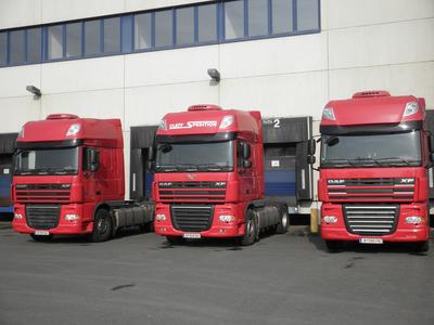 Auch diese drei Trucks der Cleff-Flotte fahren nun mit dem LOSTnFOUND ALTUS. Bild: Spedition Cleff