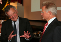 Liberaler Ökonom und erfolgreicher Unternehmer im Gespräch: Prof. Dr. Norbert Berthold (links) und Dr. Manfred Wittenstein, Vorstandsvorsitzender der WITTENSTEIN AG (rechts), beim WITTENSTEIN-Sommerkolleg 2009 im Bad Mergentheimer Kursaal