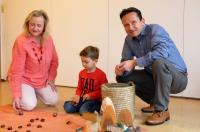 Heileurythmistin Eveline Nohsislavsky mit dem kleinen Julien und Henryk Lejewski, Betriebsleiter von winkler Truck and Trailer Parts bei einer freien Spielstunde