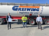 Sven Hülsebus (m.) wurde für seine 30-jährige Unternehmenszugehörigkeit von Jürgen Greiwing (l.) und Ludger Wieskamp mit Urkunde und Präsent geehrt. (Foto: GREIWING logistics for you GmbH)