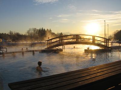 Außenbereich der Thermenlandschaft der Chiemgau Thermen Bad Endorf (Foto: Chiemgau Thermen)