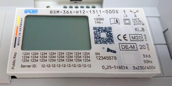 Der Energiezähler ist so kompakt konzipiert, dass er problemlos in kleine Ladesysteme eingebaut werden kann. Auch die Umrüstung von Bestandssystemen funktioniert dank der Hutschienenmontage einfach.