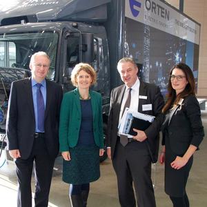 Begegnung mit der Marktneuheit ORTEN E 75 im Rahmen der CVC-Jahrestagung im Mercedes-Benz Werk Wörth (13.11.2015) - v.l.n.r. Gerald Jank, Leiter Werk Wörth & Produktion Mercedes-Benz Trucks sowie Leiter Mercedes-Benz Special Trucks Daimler AG, Mercedes-Benz Werk Wörth; Ministerin Eveline Lemke, Ministerium für Wirtschaft, Klimaschutz, Energie und Landesplanung Rheinland-Pfalz, Mainz sowie Robert Orten (Geschäftsführer ORTEN GmbH & Co.KG) und Alexandra Orten (Marketing & Business Development) von ORTEN ELECTRIC-TRUCKS, Bernkastel-Kues (© Commercial Vehicle Cluster Südwest)