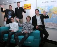 Die WITTENSTEIN AG hat ein innovatives Ausbildungskonzept gestartet: sie schickt Berufsanfänger ‚auf die Walz‘. Fünf ‚Wanderer auf Zeit‘ wurden jetzt im Rahmen einer kleinen Feierstunde verabschiedet: Erik Freitag, Jens Löffler, Matthias Jäger, Michel  Raupp und Axel Achstetter (Foto: WITTENSTEIN AG) 