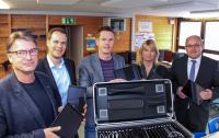 Übergabe iPads (Personen v.l.n.r.: Eberhard Schober, Rektor der Hanfbachschule, Dr. Benjamin Strehl, USU-Vorstand, Dirk Langer, stellvertretender Schulleiter, Rebecca Schwaderer, Bürgermeisterin Möglingen und Bernhard Oberschmidt, Vorstandsvorsitzender der USU-Gruppe