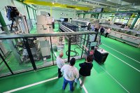 Im neuen Showroom Fabrication des erst kürzlich eröffneten Schüco Welcome Forums konnten die Partnerbetriebe zahlreiche Schüco Maschinen, wie hier die Roboterzelle Schüco RX LOAD 500, live erleben. / Fotograf: Frank Peterschröder / Nutzungsrecht: Schüco International KG