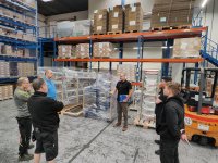 Transparente Prozesse und direkte Kommunikation sind zentrale Bestandteile eines erfolgreichen Shopfloor Managements. Durch visuelle Steuerungssysteme, klar strukturierte Arbeitsbereiche und regelmäßige Abstimmungen direkt am Ort der Wertschöpfung lassen sich Probleme frühzeitig erkennen, Abläufe optimieren und kontinuierliche Verbesserungen nachhaltig im Produktionsalltag verankern.