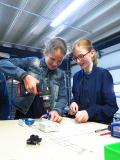 Die Schülerinnen Lisa (li.) und Leonie arbeiten an einem Werkstück. © Caverion GmbH