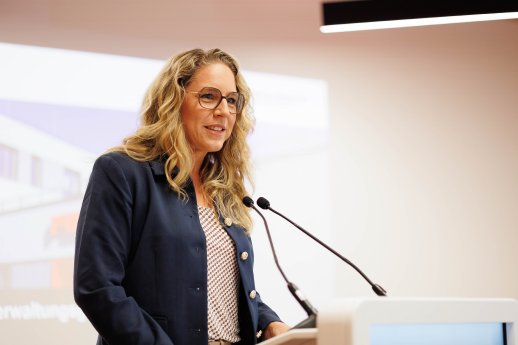 Kathrin Pollack bedankte sich für die Treue von FEGA & Schmitt zum Standort Ansbach und zur Regi.jpg