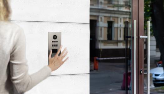 Kontaktlos klingeln mit DoorBird D2101WV / Contactless IP Door Station DoorBird D2101WV.
Bildquelle / Photo: Bird Home Automation GmbH