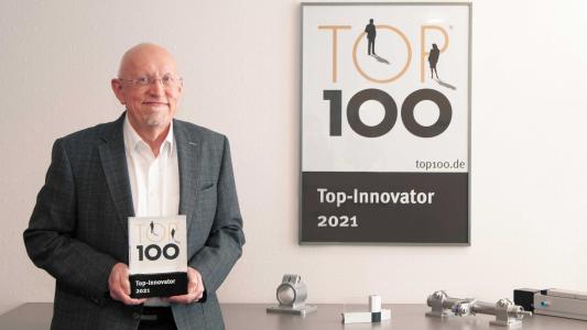 Große Freude bei RK Rose+Krieger Geschäftsführer Hartmut Hoffmann: zum zehnten Mal in Folge erhielt RK Rose+Krieger die Top-100-Auszeichnung – in diesem Jahr für nachhaltige Innovations- und Verbesserungsprozesse