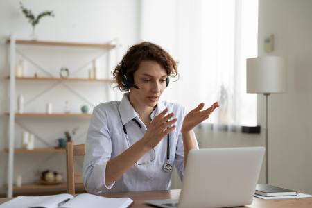 Videosprechstunde (Foto: fizkes/Shutterstock)