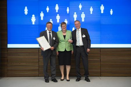 The winner for 2015: KS ATAG TRIMET Guss GmbH of Harzgerode. Parliamentary state secretary Iris Gleicke with Hartmut Galenski (left) and Frank Wenzel (right) © BMWi/Maurice Weiss