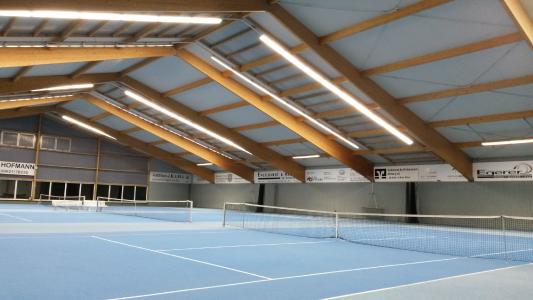 Tennishallen ballwurfsicher beleuchten