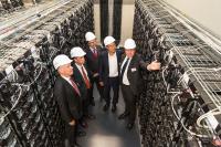 Der Vorsteher des Kommunalen Anteilseignerverbandes der WEMAG Michael Ankermann, WEMAG-Vorstand Caspar Baumgart, der Referatsleiter im Energieministerium Dr. Steffen Lindemann und Schwerins Vize-Oberbürgermeister Bernd Nottebaum beim Rundgang mit Batteriespeicher-Geschäftsführer Tobias Struck (v.l.). Foto: WEMAG/Stephan Rudolph-Kramer