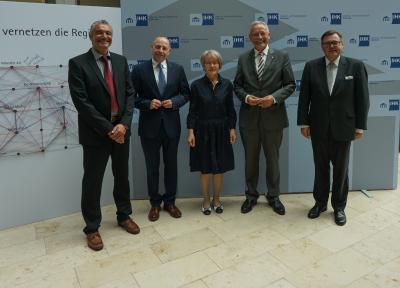 Von links nach rechts: Gerd Bochnig, Personalreferent Produktion, SEW EURODRIVE GmbH & Co. KG, Bruchsal; Ingo Beckert, Leiter Personalmanagement in Deutschland, SEW EURODRIVE GmbH & Co. KG, Bruchsal; Ulrike Kuhlmey, Rechtsanwältin, Kanzlei Bierbrodt Rechtsanwälte, Karlsruhe; Wolfgang Grenke, IHK-Präsident; Michael Mayer, Rechtsanwalt, Kanzlei Bierbrodt Rechtsanwälte, Karlsruhe