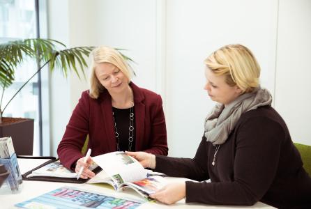 Die Verantwortliche für das WAGO-Family Programm, Julia Bunte (links), im Beratungsgespräch mit Mona Büsching