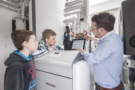 Wer sich jetzt für eine moderne Wärmepumpe von Stiebel Eltron entscheidet, erhält nicht nur eine effektive, zukunftssichere Heizungsanlage, die sich auf Wunsch per App bedienen lässt, sondern profitiert außerdem doppelt: von staatlichen Zuschüssen und von der 500-Euro-Modernisierungsprämie des Unternehmens