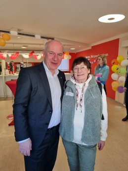 Regierender Bürgermeister Kai Wegner gratuliert Haema zu 25 Jahren in Berlin Hellersdorf (1).jpg