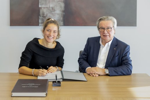 Bild_1_Vertragsunterzeichnung.jpg