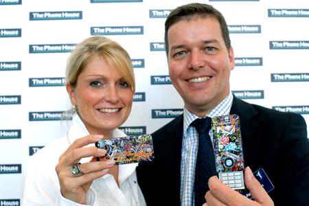 Inga Cordes, Channel Marketing Manager von Sony Ericsson, und Dr. Ralf-Peter Simon, Vorsitzender der Geschäftsführung von The Phone House, präsentieren erstmals auf der European Press Show in Hamburg das Ed Hardy-Handy