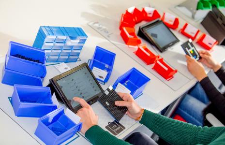 Montagearbeitsplätze mit RFID-Lesern und Mitarbeiterassistenzsystemen im Planspiel „Industrie 4.0 aus dem Koffer“