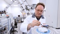 Ein Servicetechniker von Labexchange bei der technischen Überprüfung eines Laborgeräts. Mit der Übernahme der Laborgeräte-Süd GmbH & Co. KG erweitert Labexchange seine Servicekapazitäten und stärkt die Betreuung von Laboren im mittleren und süddeutschen Raum. Im Fokus stehen Wartung, Kalibrierung, Instandsetzung und wiederkehrende Prüfungen.