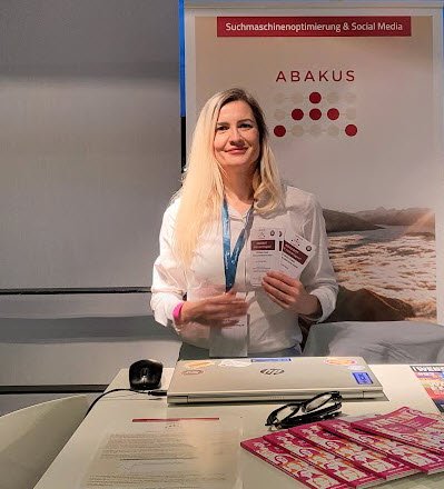 Anna Pianka am ABAKUS Internet Marketing GmbH-Stand.jpg