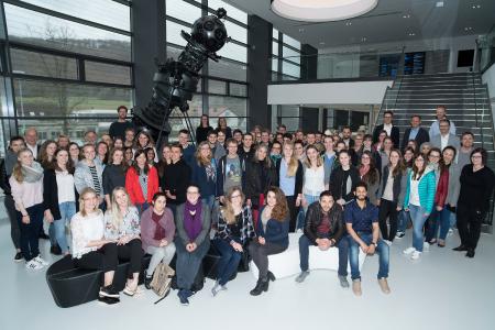 Gegenwart und Zukunft der Optik direkt erleben: Studierende, Beschäftigte und Lehrende der Hochschule Aalen haben Zeiss besucht, um aus erster Hand zu erfahren, wie das Unternehmen die Digitalisierung vorantreibt / Fotonachweis: © Zeiss/ Manfred Stich