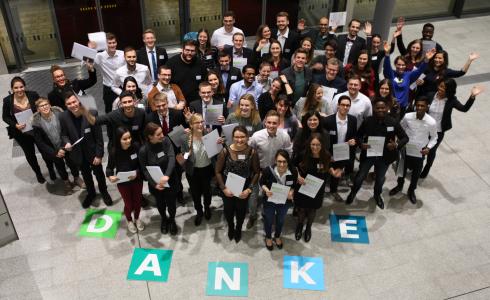Die 60 Stipendiatinnen und Stipendiaten der Hochschule Kaiserslautern sagen "Danke"