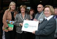 Bundesgesundheitsministerin Ulla Schmidt (2. von links) übergibt dem Pflegestützpunkt ein Adressschild für den Eingang am Langenhagener Markt