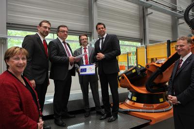 Übergabe des Förderbescheids durch das niedersächsische Wirtschaftsministerium (v. l. n. r): Katrin Evers-Meyer (MdB), Sven Ambrosy (Landrat Landkreis Friesland), Hans-Joachim Peters (Vorsitzender MIN), Roger Krüger (Wirtschaftsministerium), Olaf Lies (Wirtschaftsminister Niedersachsen), Gerd-Christian Wagner (Bürgermeister Stadt Varel)