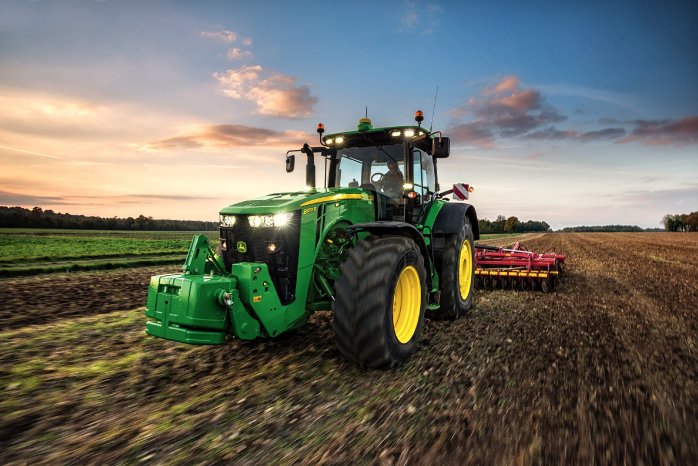 BU 1 Traktor John Deere 8370R.jpg