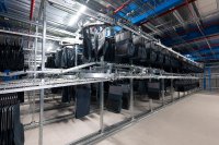 Für das Projekt bei Eren Perakende setzt Dematic seinen Dynamischen Taschenpuffer ein, um Inbound- und Outbound Materialflüsse zeitlich zu entkoppeln und den Sortieraufwand für Eren Perakende zu minimieren. (Foto: Dematic) Für das Projekt bei Eren Perakende setzt Dematic seinen Dynamischen Taschenpuffer ein, um Inbound- und Outbound Materialflüsse zeitlich zu entkoppeln und den Sortieraufwand für Eren Perakende zu minimieren. (Foto: Dematic)