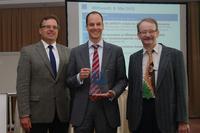 Frank Schenkel, Vice President Research & Development  bei der Muneda GmbH mit dem Laudator Manfred Dietrich und Dr.-Ing. Jürgen Haase, Vorstandsmitglied im edacentrum