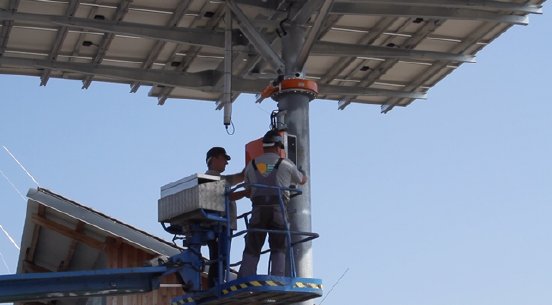 Mitarbeiter der Kirchner Solar Group bei der Wartung einer PV-Anlage.jpg