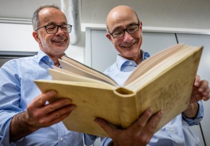 Dr. Rainer Lächele und Martin Burkhardt im Archiv